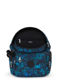 Zaino Kipling con un motivo astratto blu e nero, dotato di molteplici tasche con zip, materiale in tessuto e una patch rotonda con logo.