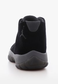 Czarno-szare wysokie trampki z teksturowaną podeszwą i logo Jumpman na pięcie, pokazane od tyłu na białym tle.