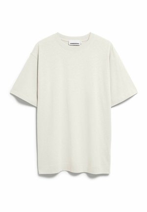 Effen gebroken wit T-shirt met korte mouwen en een ronde halslijn, plat weergegeven met het merklabel "ARMEDANGELS" zichtbaar aan de binnenkant van de kraag.