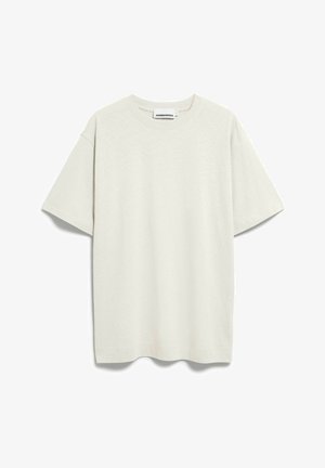 Effen gebroken wit T-shirt met korte mouwen en een ronde halslijn, plat weergegeven met het merklabel "ARMEDANGELS" zichtbaar aan de binnenkant van de kraag.