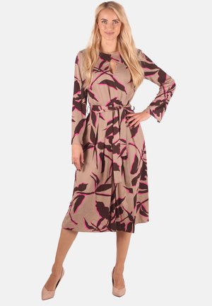 Langärml dresses in Beige mit dunkelbraunen und rosa Blattmustern, ausgestattet mit einem Schlüssellochausschnitt und einem gebundenen Taillengürtel. Glatte Textur, Midi-Länge.