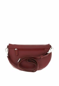 Sac à bandoulière en cuir rouge avec une forme arrondie, poche zippée à l'avant et bandoulière ajustable. Comprend des accents en métal argenté.