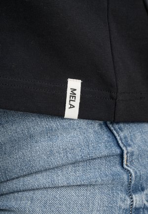MELA, CROPPED T-SHIRT SCHWER JOSHNA - T-shirt basic - schwarz