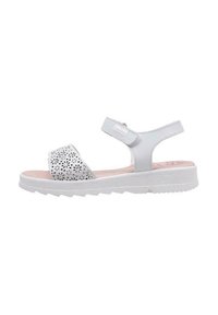 Sandalias blancas con un diseño de flores perforadas, correa ajustable y suela de goma texturizada; hechas de material sintético.