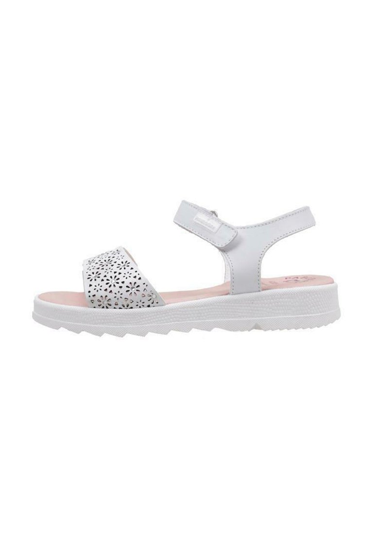 Sandalias blancas con un diseño de flores perforadas, correa ajustable y suela de goma texturizada; hechas de material sintético.