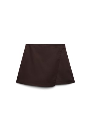 Minigonna a linea A marrone scuro con pannello frontale stile incrociato, tessuto liscio e orlo pulito su sfondo bianco.