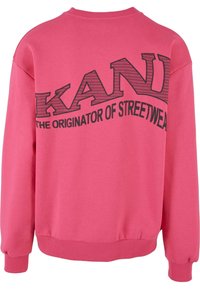 Rosa sweatshirt med svart grafisk designtext på baksidan. Har rund hals, långa ärmar och ribbade muddar och nederkant.