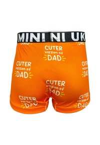 Pantaloni boxer arancioni con una fascia nera, riportanti la frase "Versione più carina di Papà" in vari font e con accenti gialli.