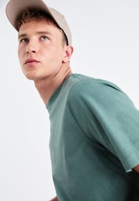 Abercrombie & Fitch CLASSIC POLISHED - Paprasti marškinėliai - dark forest