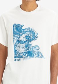 Levi's® RELAXED FIT - T-shirt print - white
