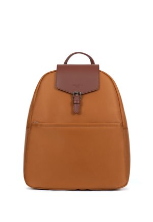 Brązowy plecak z przednią kieszenią na zamek oraz ciemnobrązową skórzaną klapą z zapięciem na klamrę i górnym uchwytem do przenoszenia.