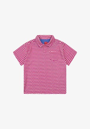 Polo met korte mouwen met een roze en crème golvend patroon, voorzien van een kraag en een klein borstzakje. Het materiaal lijkt lichtgewicht en gestructureerd.