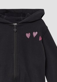 Zwarte zip-up hoodie van zachte stof, met drie glinsterende roze harten aan de linkerkant. Inclusief een capuchon en een soepele rits.