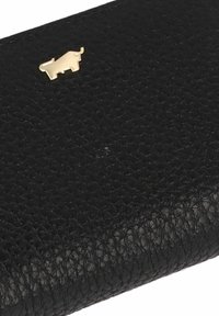Portafoglio in pelle nera texture con un piccolo emblema dorato a forma di toro. Il design è elegante, con una finitura liscia e dettagli minimalisti.