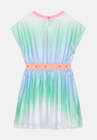 Síťované šaty s gradientem zelené do modré. Krátké rukávy, kulatý výstřih s růžovým lemem a růžový pásek s textem "BLUSH BILL".