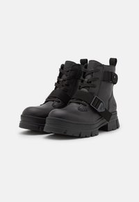 UGG Stivaletti con plateau - black