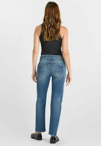 Blauwe denim jeans met een recht gesneden pijp, voorzien van een klassieke vijf-pocketontwerp, medium wash en een leren logo patch op de achterste tailleband.
