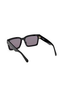 Gafas de sol negras con montura rectangular, lentes oscuros y brazos de plástico elegantes. Detalle de marca notable en uno de los brazos.