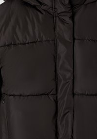 Czarna kurtka puchowa z pikowanym wzorem, błyszczącym materiałem zewnętrznym i zapięciem na zamek z przodu. Kaptur zintegrowany z kołnierzem.