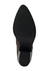 Braune Wildlederschuhe mit einer schwarzen Gummisohle. Die Sohle verfügt über eine strukturierte Griffoberfläche, eine spitze Form und eine geprägte Größe "37" auf der Unterseite.