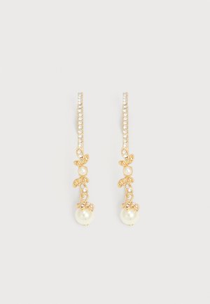 Oorbellen met druppelvorm in goudkleur, voorzien van verticale rijen kleine kristallen, bladvormige accenten en hangende ronde witte parels.