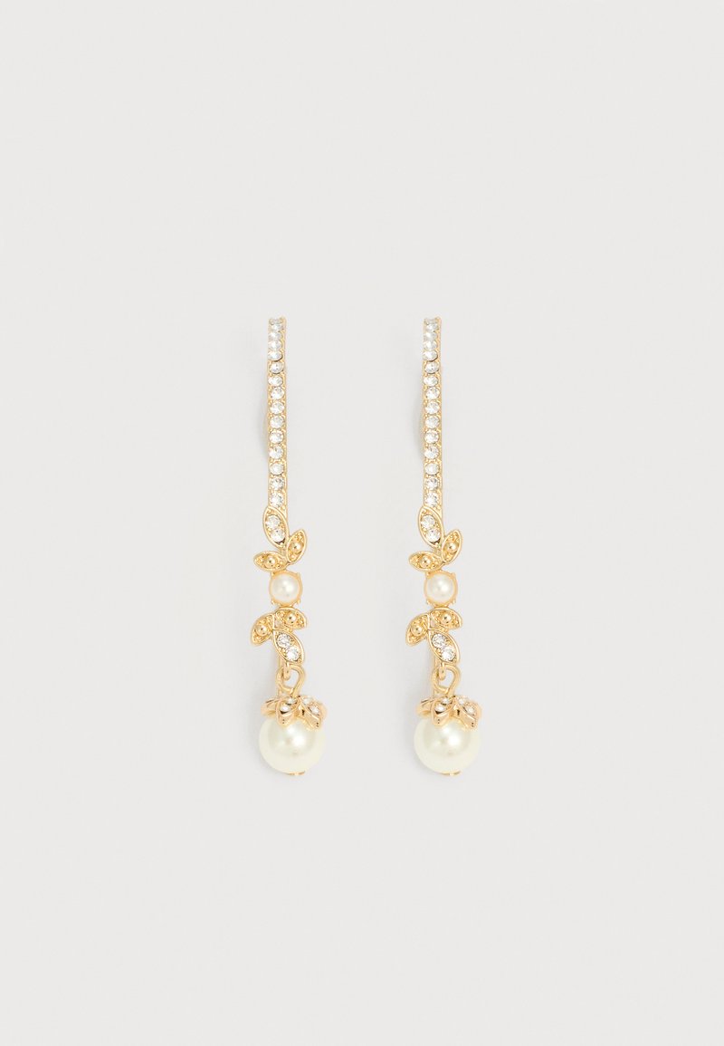 Σκουλαρίκια σε χρυσοκίτρινο τόνο με κάθετες σειρές από μικρούς κρυστάλλους, διακοσμητικά σε σχήμα φύλλου και κρεμαστά στρογγυλά λευκά μαργαριτάρια.