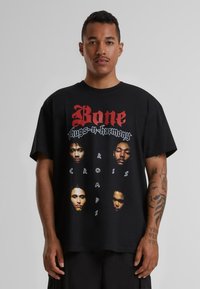 Mister Tee BONE-THUGS-N-HARMONY CROSSROADS  - Marškinėliai su spaudiniu - black