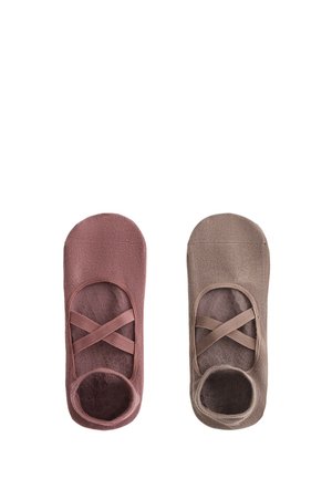 Paire de chaussettes basses avec des bandes élastiques croisées, une rose et une beige, vues de dessus sur fond blanc.