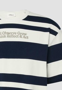 T-shirt à rayures horizontales bleu marine et blanc avec texte brodé « Feel Observe Grow Think Reflect & Act » sur la poitrine, manches courtes, col rond.