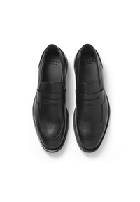 Schwarze Glattleder-Slipper mit glatter Oberfläche, runder Zehenform und einem dekorativen Riemen über dem Spann. Gestickte Details entlang der Sohle.