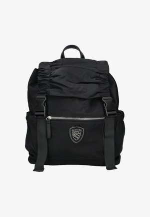 Mochila negra con parte superior fruncida, bolsillo con cremallera y parche con logotipo. Cuenta con correas ajustables, textura suave y un diseño compacto.