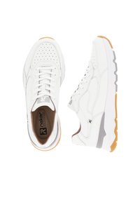 Weiße Sneakers mit perforierten Details, einem braunen Innenfutter, strukturierten Gummisohlen und kontrastierenden grauen und orangen Akzenten.