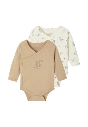 Zwei langärmelige Baby-Strampler, einer beige mit einem Eichhörnchen und dem Text "à croquer", der andere weiß mit mehreren kleinen Eichhörnchen- und Nussmotiven.