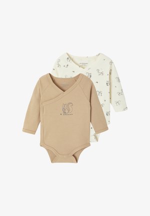 Zwei langärmelige Baby-Strampler, einer beige mit einem Eichhörnchen und dem Text "à croquer", der andere weiß mit mehreren kleinen Eichhörnchen- und Nussmotiven.