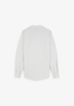 Chemise à manches longues pour homme en gris clair avec de fines rayures verticales. Elle possède des poignets boutonnés et une pince au dos pour faciliter les mouvements.