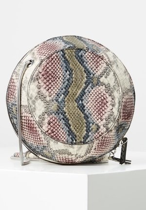 Sac à main rond avec texture et motif peau de serpent beige, rose, gris et bleu, avec une bandoulière chaîne argentée et un curseur de fermeture éclair en métal.