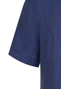 Camicia in lino blu navy a maniche corte con una finitura testurizzata, caratterizzata da un taglio rilassato e orli cuciti, che offre un design traspirante.