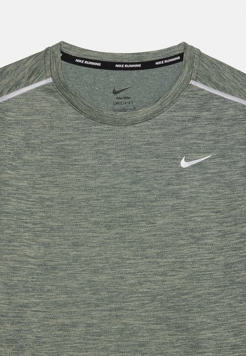 Nike MILER UNISEX - Sports T-shirt - camo green/olive aura — foto 3