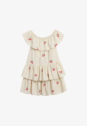 Crèmekleurige off-shoulder jurk met gelaagde ruches en rode kersenprints verspreid over de stof.