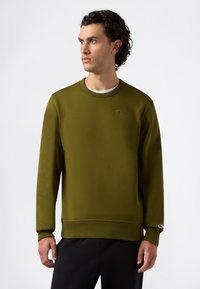 Oliwkowy sweter z miękkiego materiału, z okrągłym dekoltem, długimi r�ękawami, ściągaczami przy mankietach oraz małym logo na piersi.