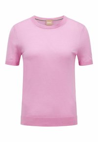 Rosa kortärmad T-shirt i mjukt stickat material. Har en rund halsringning och ribbade detaljer vid ärmarna och nederdelen. Varumärkesetikett synlig.