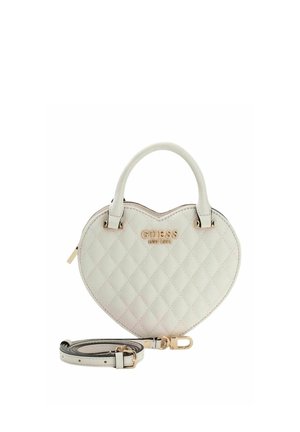 Sac à main en forme de cœur en similicuir matelassé blanc, doté de garnitures dorées et d'une bandoulière réglable. Le devant affiche le logo "GUESS EST 1981".