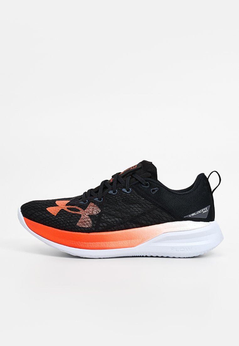 Chaussure de sport noire avec tige en maille texturée, accents orange et semelle blanche. Présente un logo bien visible et un système de laçage pour un maintien ajusté.