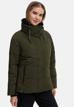 Olijfgroene pufferjack met een hoge kraag, ritszakken en een trekkoordcapuchon. Heeft een gestikte textuur en een zachte faux fur voering.