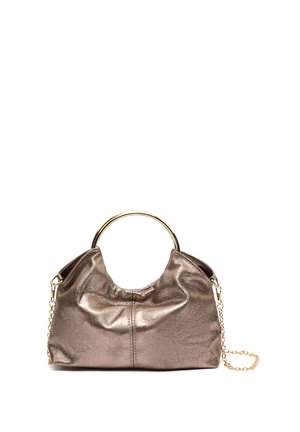 Bronzen metallic handtas met gouden ronde handvat en afneembare gouden kettingriem op witte achtergrond.