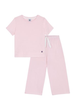 Lichtroze tweedelige pyjamaset met een top met korte mouwen en lange broek met witte strepen. De broek heeft een elastische taille met trekkoord.