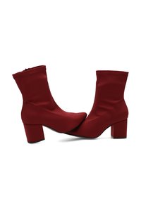 Botas de tobillo rojas hechas de tejido elástico, con punta redondeada, tacón sólido y parte superior elástica para un ajuste seguro.