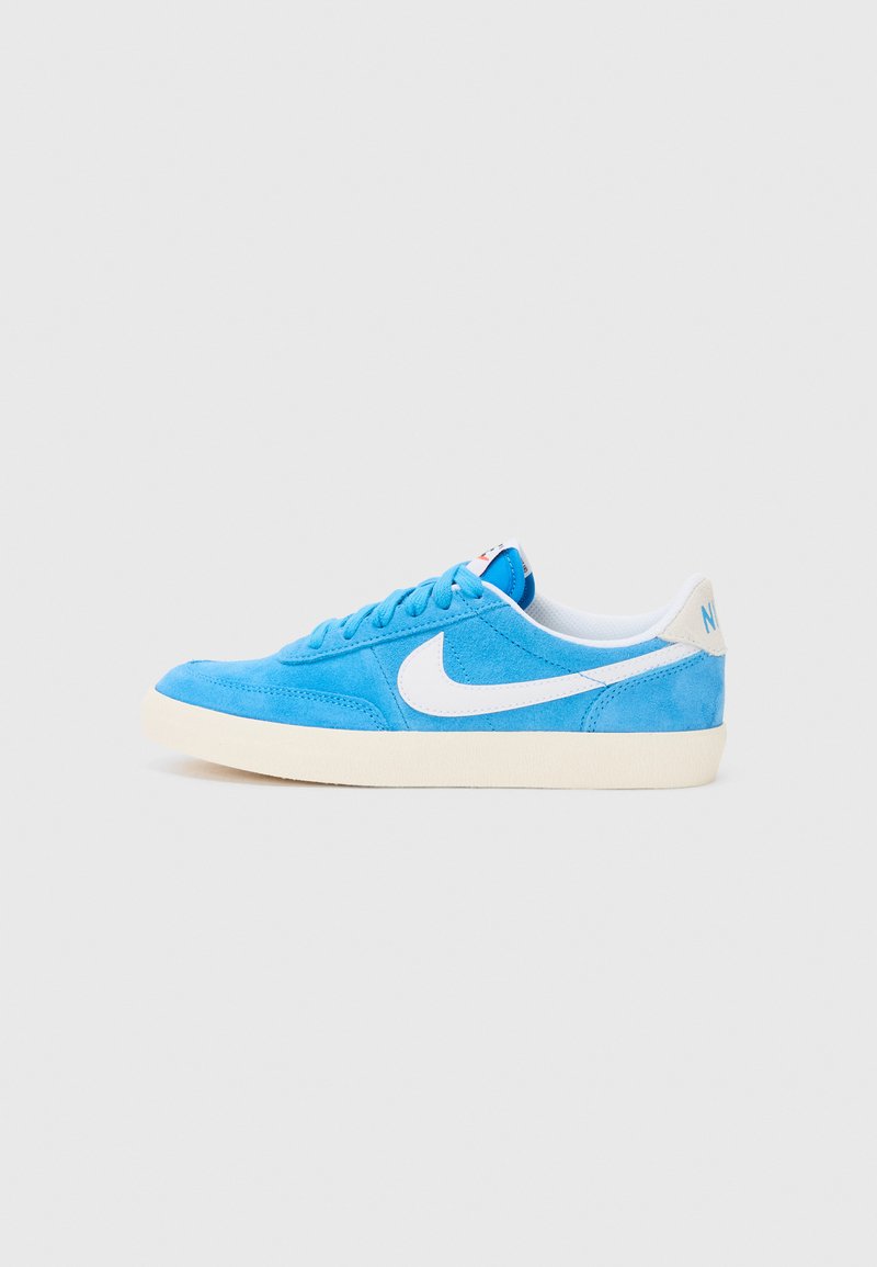 Baskets en daim bleu avec le swoosh blanc de Nike, semelle en caoutchouc crème et lacets bleus. Comprend un col rembourré et un dessus texturé pour une meilleure adhérence.