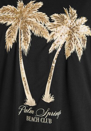 Twee beige palmbomen versierd met gouden pailletten boven de tekst "Palm Springs Beach Club" op een zwarte stofachtergrond.