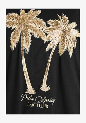 Dos palmeras beige adornadas con lentejuelas doradas sobre el texto "Palm Springs Beach Club" en un fondo de tela negra.